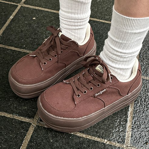 브라운 컬러의 편안한 스니커즈