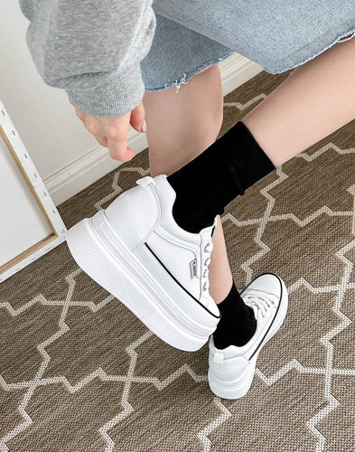 트렌디한 디자인과 완벽한 착용감을 동시에 잡은 스니커즈 1A8ZG2